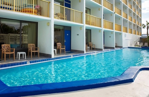Fort Walton Beach Hotel | Sunset Beach Stay with Swimming Pools Near Island Attractions | 4 Units
