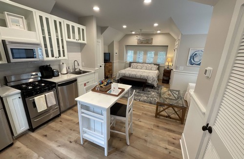 Watercolor Cottage | Super Clean & Renovated Carriage House. 1 blk to Camp Watercolor. Perfect for 2!