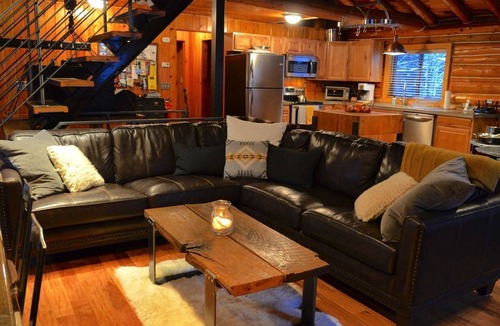 Shingleton Cabin | Superb Log Cabin Rental for Groups near Munising and Pictured Rocks National Lakeshore, Michigan