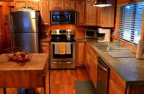 Shingleton Cabin | Superb Log Cabin Rental for Groups near Munising and Pictured Rocks National Lakeshore, Michigan
