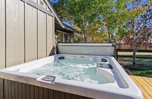 Oregon Water Wonderland House | Swan Rd Getaway w/Hot Tub & AC - Near Mt. Bachelor