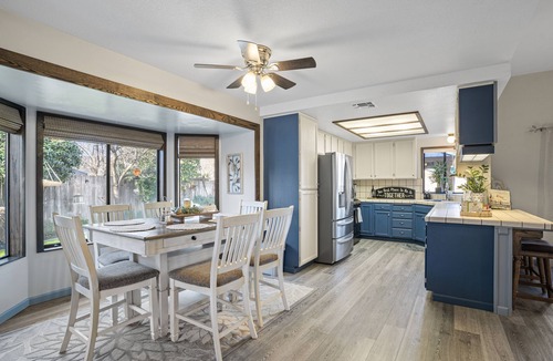 Redding House | Sweet & Cozy, Bird Themed Nest, w/Hot Tub & Fire Pit. 9 min to Turtle Bay