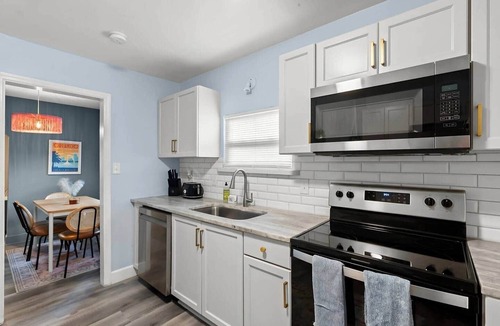 College Park House | The Blue Bungalow Peaceful | Porch | HotTub I DT