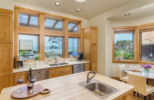 Arch Cape Cabin | The Castle Rock Estate by AvantStay | Steps From Arch Cape Beach