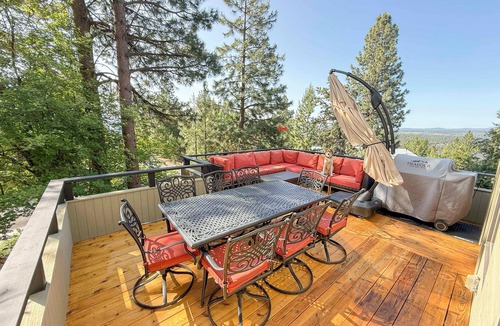 West Hills House | The Executive Lodge up in the West Hills and 2 miles from downtown Bend.