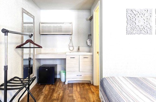 Manitou Springs Historic District Hotel | The Fountain Creek Inn | Farmhouse Queen | #103