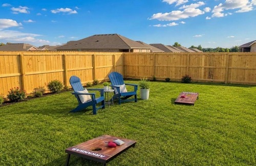 Maysville House | The Laredo - A Modern 4 BR house near Bentonville- 10 minutes from trails WMT HQ