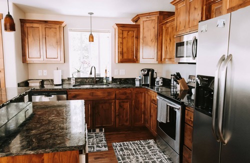 Ashland House | The Madrone House, Country Getaway with Mountain Views and Fresh Air.
