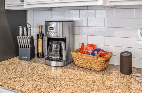 Bentonville House | The Peach-Close to Downtown, Mountain Bike Trails, and Wal Mart. Pet Friendly!