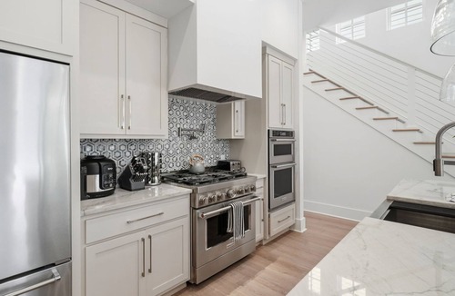 Riviera Beach House | The Salted Palms/Salt Pool/6-seater Golf Cart/5-minute walk from the beach