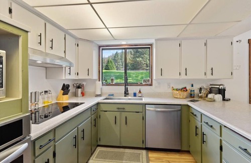 Shady Cove House | The Shady Knoll ~ Crater Lake Basecamp ~ Hot tub ~ King Suite