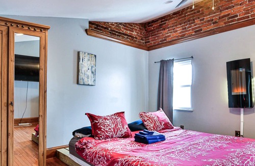 Southwark Apartment | The Tree House Queen Village w/ Seasonal Hot Tub