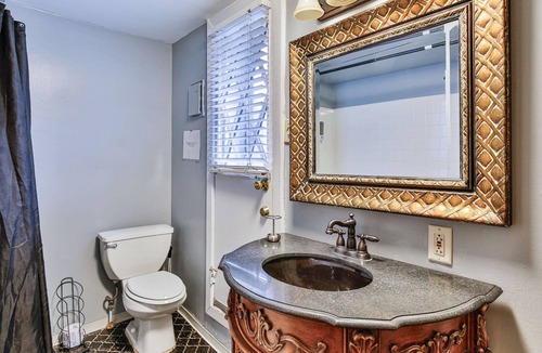 Southwark Apartment | The Tree House Queen Village w/ Seasonal Hot Tub