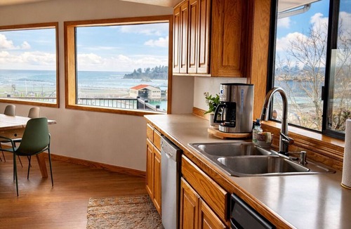 Harbor House | The White Haus: Harbor Views, Private Hot Tub, Game Room - Walk to Beach & Food