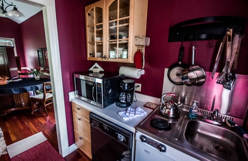 Rainbow Valley Cottage | The Williamsburg Cottage at Valley Glen.your romantic mountain getaway