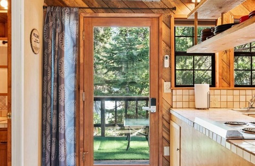 West Village Apartment | This apartment is a 1 bedroom(s), 1 bathrooms, located in Shaver Lake, CA.