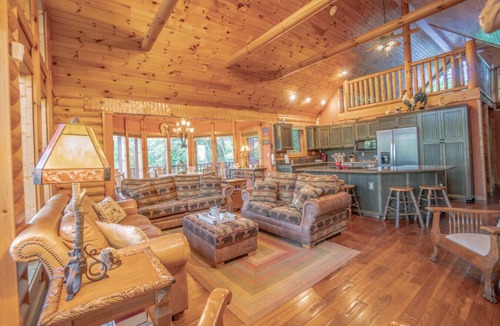 Dandridge House | Three Homes- Smoke Rise Lodge and Barn Poppy`s Plc