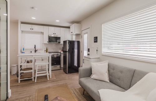 College Park House | Tiny home near downtown w/outdoor patio
