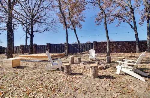 Gentry Cabin | Tranquil Ozarks Studio Retreat with Woodland Views, Near Fishing, Hiking & Gentry, AR