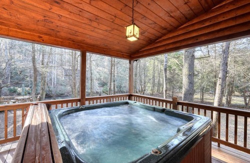 Suches House | Tranquility on the Toccoa River - Dog-friendly, 4BR cabin w/hot tub in Suches!