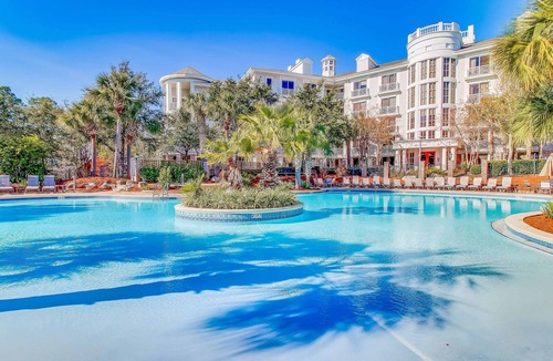 Baytowne Wharf Apartment | Tropical condo at The Village of Baytown Wharf with AC, pool, hot tub, & gym