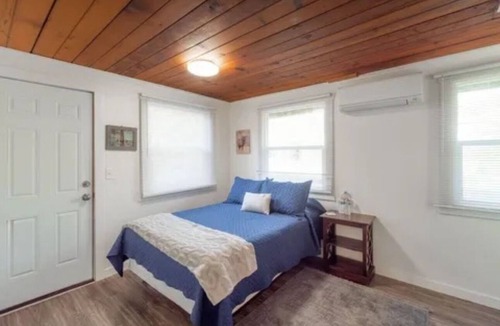 Roseburg Cabin | Two Bedroom Queen Suite- Historic Lodge on the North Umpqua River