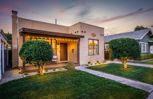 Central Sacramento House | Unique Bungalow w/hot Spa in DT