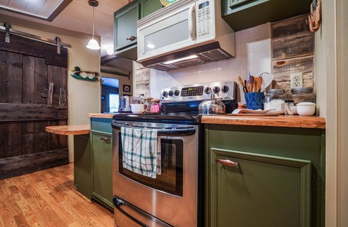 Klamath Falls House | Upgraded Rustic Themed Retreat w/screened porch in Rocky Point.