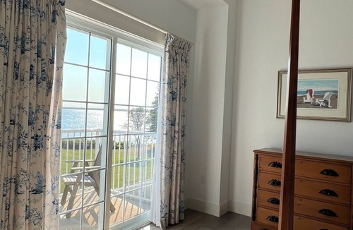 Little Pond Apartment | Upper level end unit
