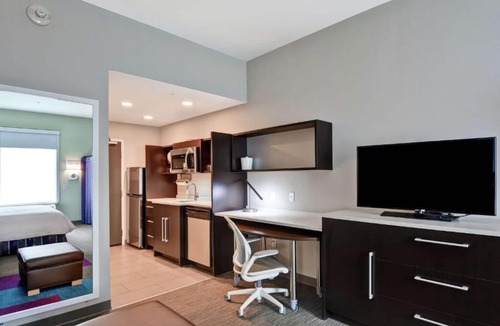Ferry Pass Hotel | Urban Retreat! BBQ Facilities, Onsite Pool, Pets Allowed, Near Five Flags!