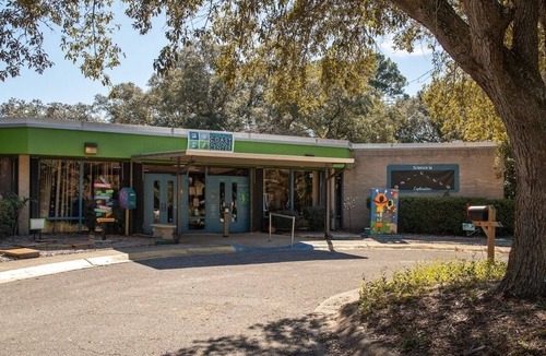 Mary Esther Hotel | Value-Packed Stay w/Free Parking | Near Gulfarium Marine Adventure Park - 3.7mi