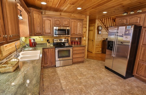 Morganton Cabin | VeryPrivate!5Bed Spacious Lodge❤Reconnect,Hot Tub, FirePit,GameRoom,Pet Friendly