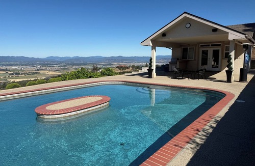 Medford Cottage | Viewtacular 1-bedroom studio with Lazy Lagoon Pool in East Medford