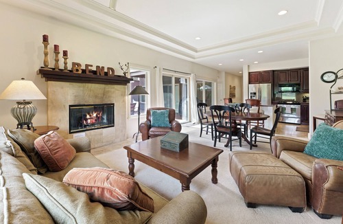 Broken Top House | Villa 5 - Hot Tub, Golf Course Views, Large Deck, Quiet and Peaceful in Broken Top