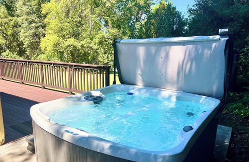 Murphys House | Vintage Comfort in Downtown Murphys with Hot Tub! Easy Walk to Main Street