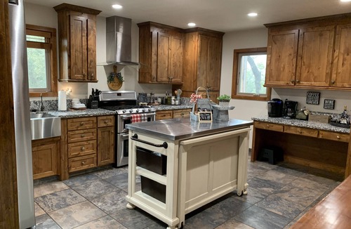 Oakhurst House | Vista Chalet-Yosemite and Bass Lake getaway with Tesla charger