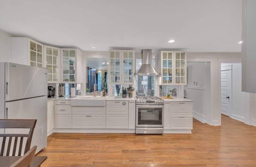 East Hill House | Walk 2 Restaurants/Bars in this East Nash Charmer!