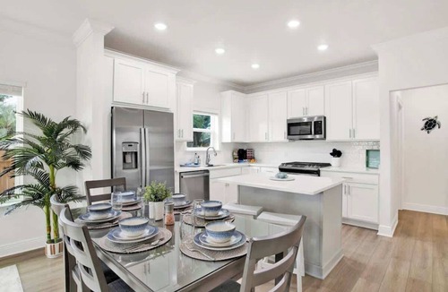 Sanders Beach House | Walk Downtown|Lux design |BBQ| King| Balcony|Views