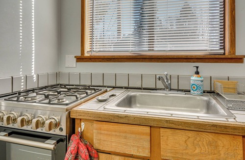 Siskiyou-Hargadine Historic District Apartment | Walk to Dtwn Ashland! Couple's Retreat w/Yard