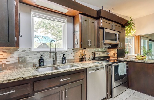 Springdale House | Walk to Lake Fayetteville: Family Retreat w/Deck