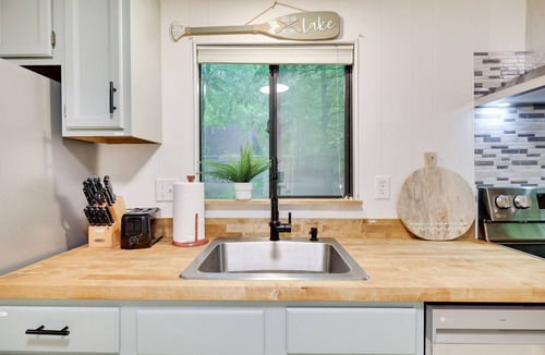 Locust Lake Village Cabin | Walk to Lake-Firepit-Hot Tub- Casinos-Fireplace- Kayaks-Bikes