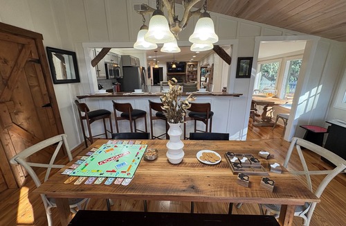 Highlands House | Walk-to-Town Cozy 3BR Cottage | Huge Porch | Fire Pit | Arcade | 2 Fireplaces