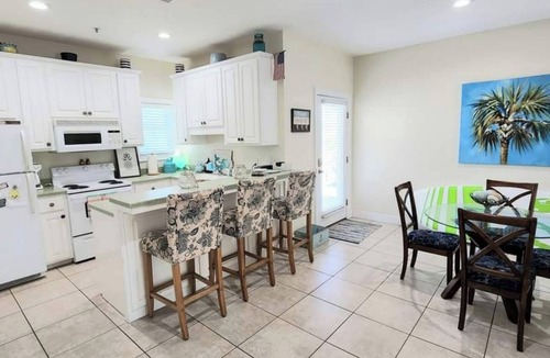 Bel Air Condo | Walking distance to Tootsie's. Waterfront. NO PARKING FEES.