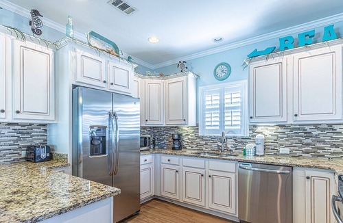 Clipper Cove House | Walking on Sunshine - 5 mins to beach, white picket fence neighborhood!