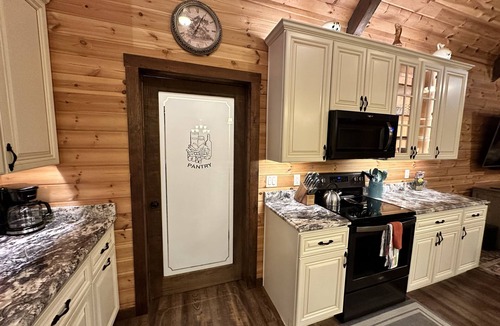 Shenandoah House | Welcome to Cuckoos Nest! Cozy Retreat offering Relaxation And Luxury Amenities.