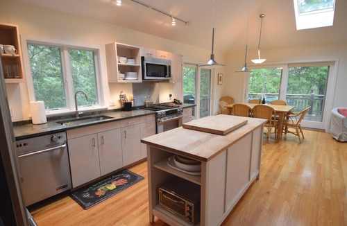 Tisbury House | Well-Appointed 3 bedrm 4 bathrm with AC and 50+ 5-star reviews!