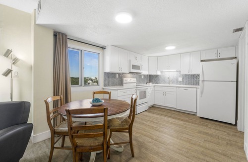 Sunnyside Condo | West End! Carillon Beach! Seasonal chair service! Pinnacle Port!