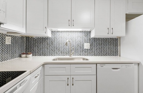 Sunnyside Condo | West End! Carillon Beach! Seasonal chair service! Pinnacle Port!