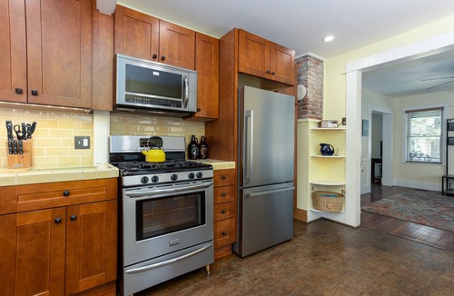 River West House | West Side Bungalow │Cali King Bed │Walk Everywhere │Hot Tub │One Block to River