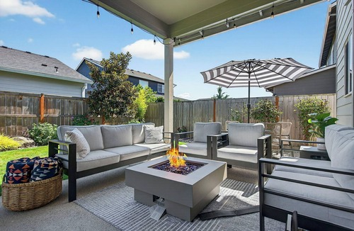 Newberg House | Wine Country Retreat with Fire Pit, EV Charger & Family Amenities